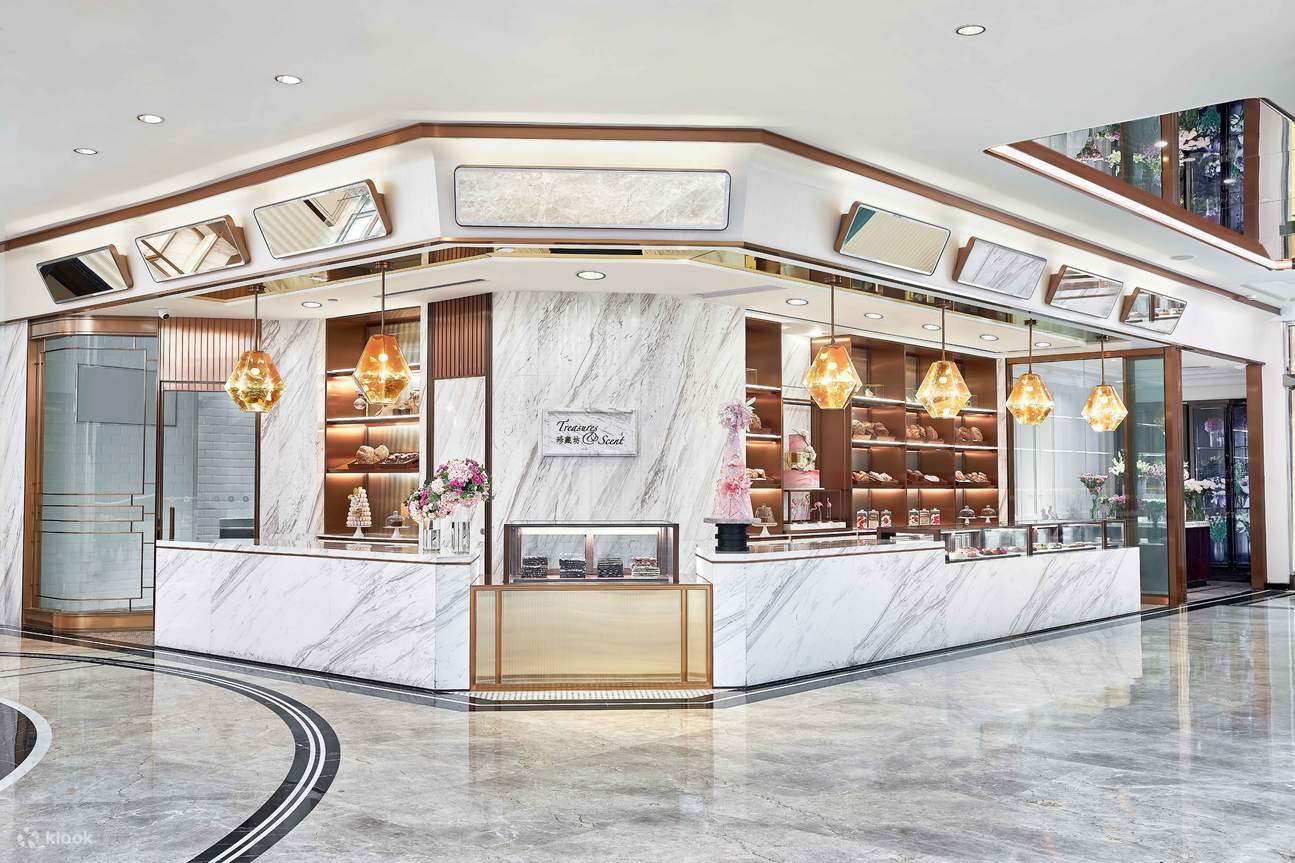 コレクションショップは、フランスの最高級ブランド「ヴァローナ」のチョコレートを原料に使用し、高品質な手作りチョコレートを供給する初の小売店です。基本的なチョコレートの販売に加え、ラゲッジ型ギフトなど特殊な形状にカスタマイズできる特別なチョコレートコースも公開されており、自分だけの手作りチョコレートを大切な人に贈ることができます。もう 1 つのハイライトは、コレクション ショップのフラワー アートです。ホテル内に展示されているフラワー アレンジメントはすべて、当コレクション ショップのフラワーマスターによる